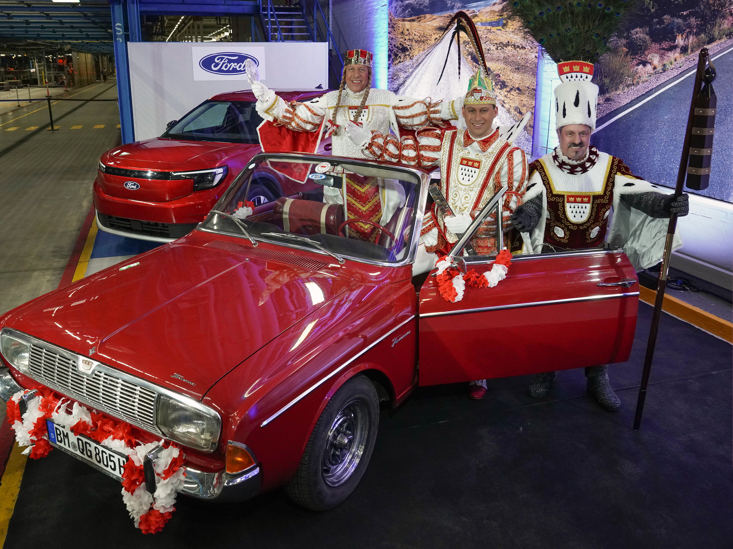 karnevalisten-wollen-auto-fahren.jpg Bild karnevalisten-wollen-auto-fahren.jpg